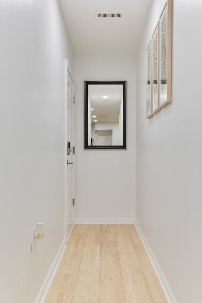 Building Photo - 1255 Raum St NE