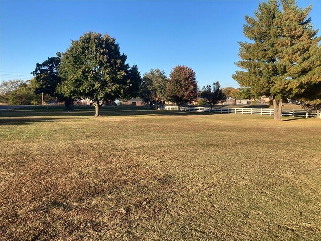 Building Photo - 420 E New Hope Rd