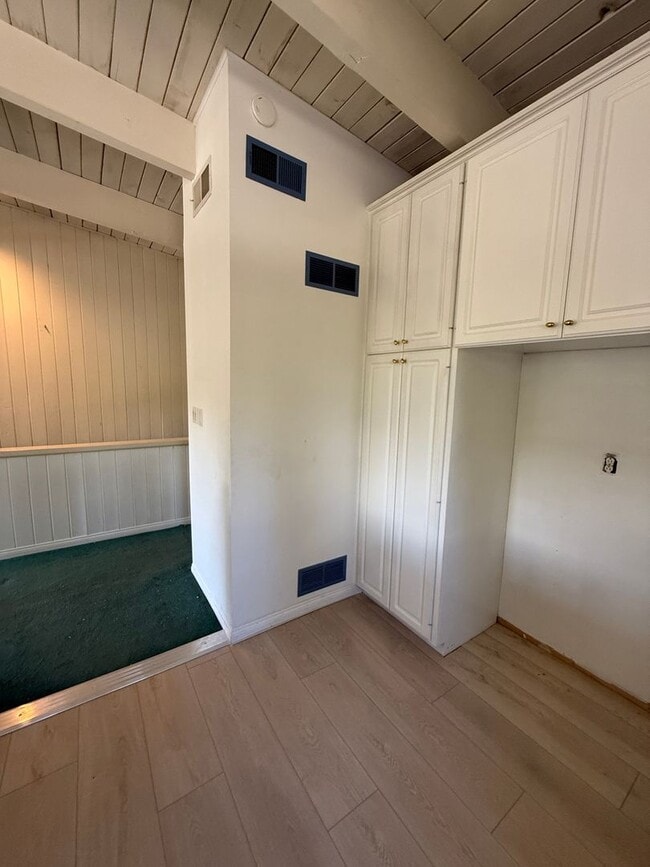 Building Photo - 3 Bed, 2 Bath Townhome with Vaulted Ceilings & Private Balcony