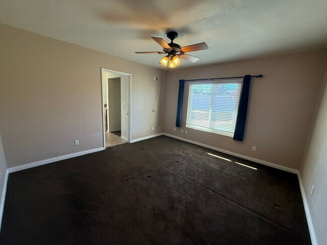 Building Photo - Charming 3-Bedroom 2-Bath Home with Large ...