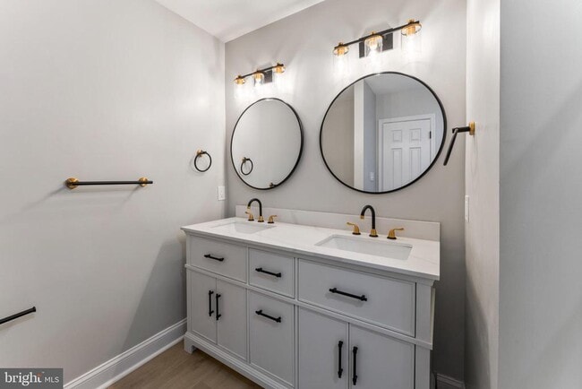 Building Photo - 8213 Roxbury Dr