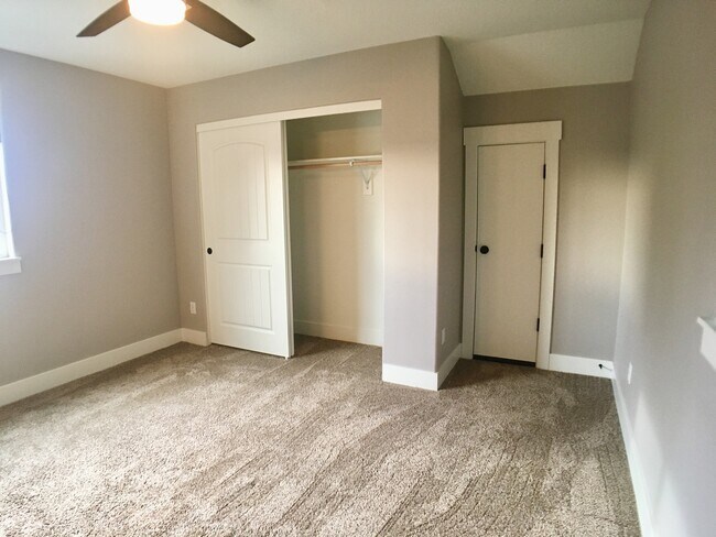 Building Photo - Spacious 3br/3.5ba House with Garage & AC in South Tabor Neighborhood