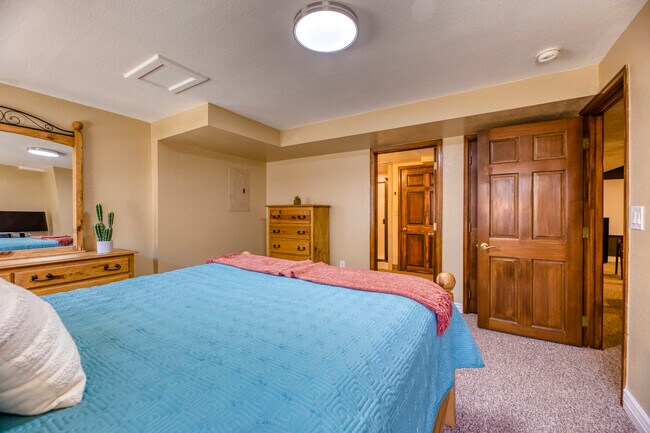 Bedroom 3 - 1518 E Nichols Cir
