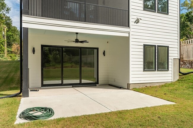 Building Photo - Custom 5 bedroom, 5 bathroom home with Woo...