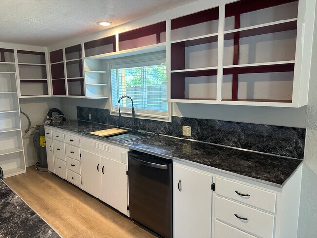 Building Photo - Updated 2 bedroom 2 bath house with a deta...