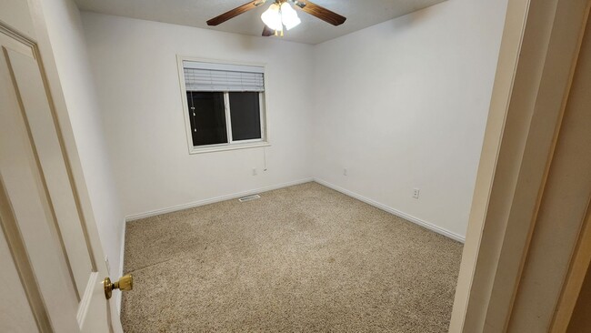 Building Photo - 2 bed 1.5 bath unit in the Meadows