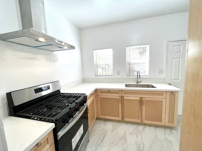 Building Photo - BELLA APARTMENTS: Beautiful Studio - 1 Bath