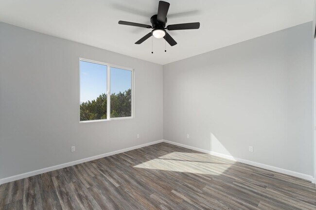 Building Photo - New, Top Floor | 3 Bed, 3 Bath, Laundry, B...