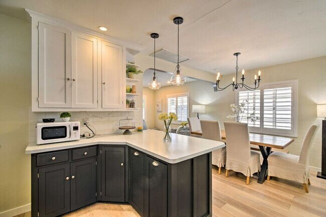 Building Photo - 4 Bed, 3 Bath, stunning home, located in t...