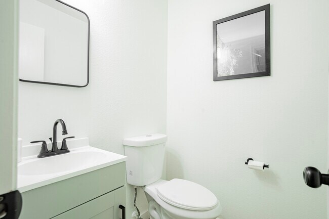 Building Photo - 323 Celia Cir