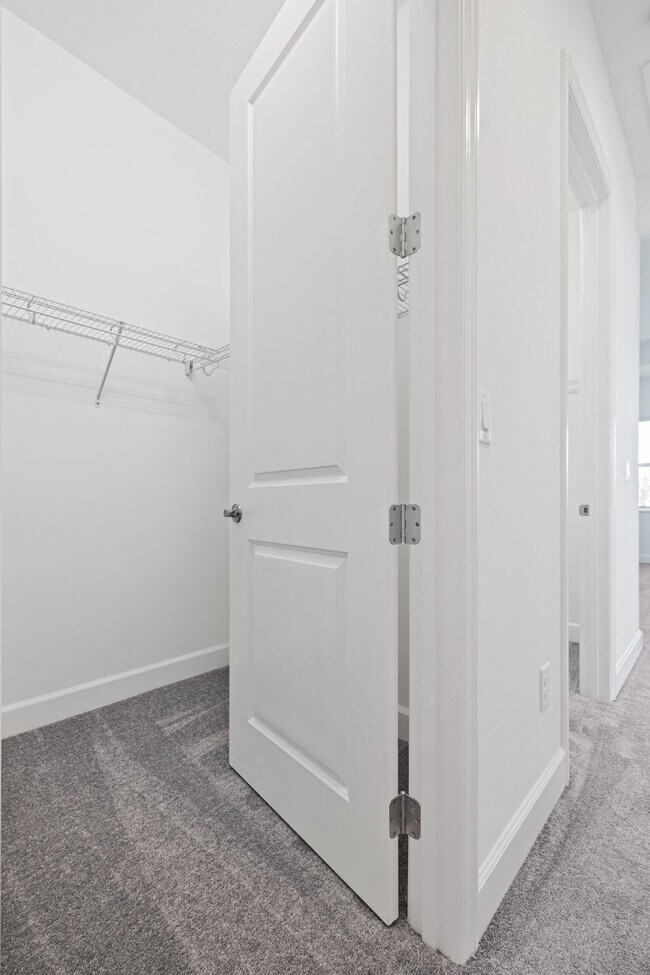 Building Photo - Luxurious gated community 5-Bedroom Rental...