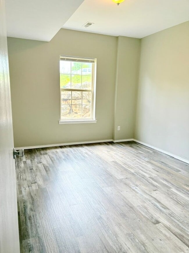Building Photo - Ozark~ 4 bedroom walkout basement duplex for rent!