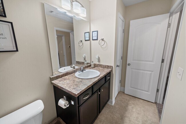 Building Photo - 3 Bedroom Townhome Across from Richmond Hill Golf Club