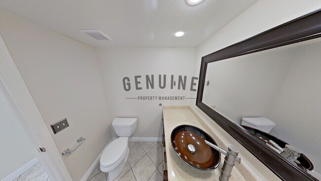Building Photo - Spacious and Nicely Updated House With Gre...