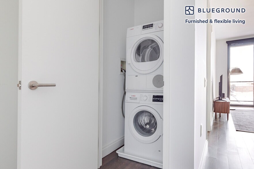 Building Photo - 148 1st St