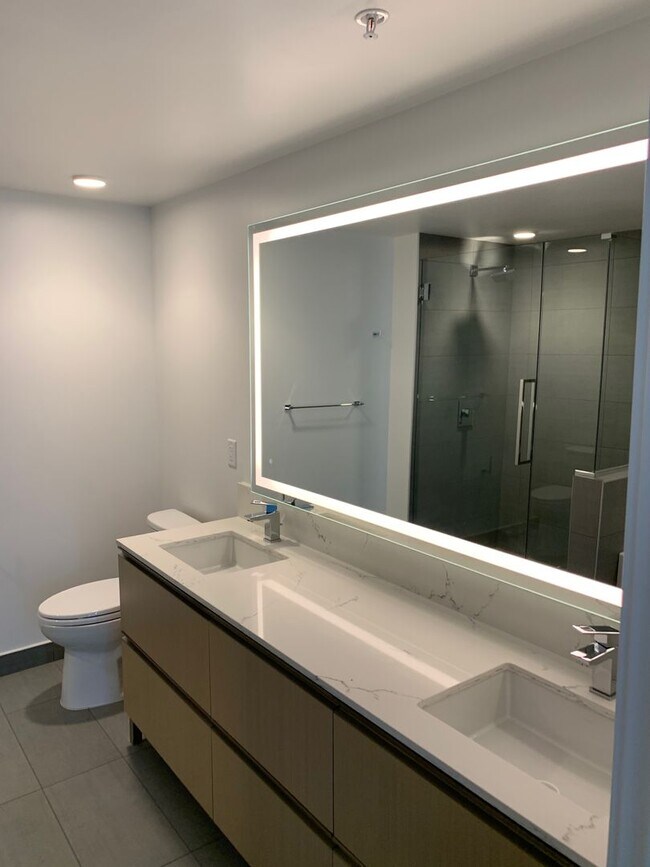 Building Photo - Luxurious 2 bed/ 2 bath unit conveniently ...