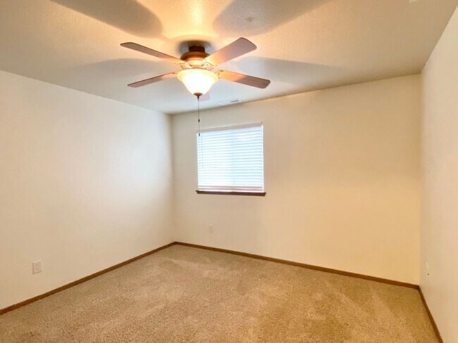 Building Photo - Quaint 2BR 1.5BA Condo in the Vineyards