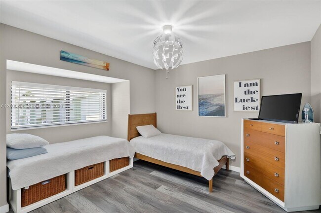 Building Photo - 9425 S Ocean Dr