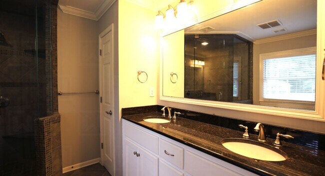 Building Photo - 3-Bedroom 3-Bath Executive Home in Mountain Brook