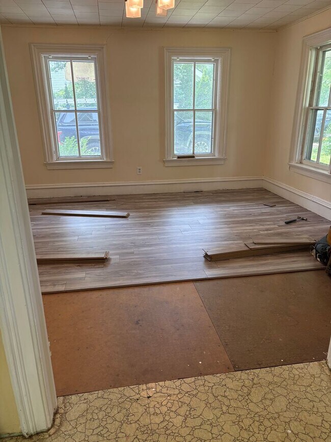 Building Photo - SPACIOUS 3+ BEDROOM HOME WILL BE READY TO WELCOME YOU