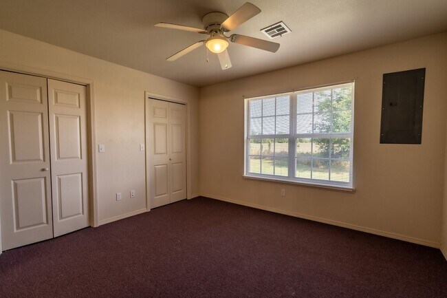 Building Photo - Cozy 2 Bedroom 2 Bathroom Townhome in Wagoner