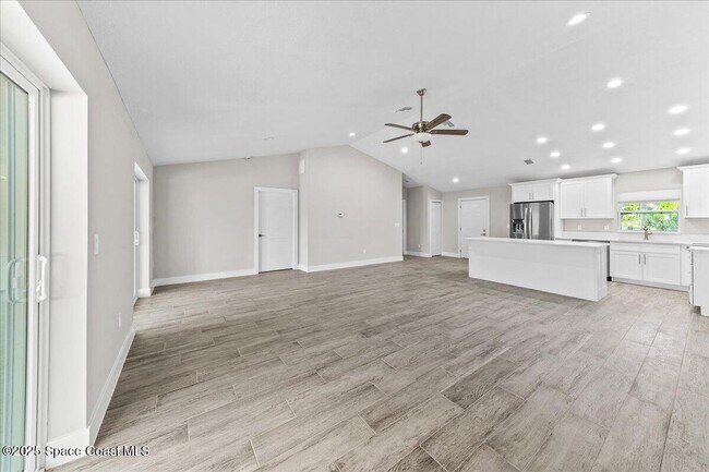 Building Photo - 2060 Newfound Harbor Dr