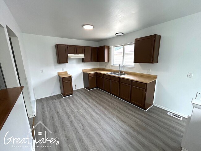 Building Photo - Beautiful 3 Bedroom 1 Bathroom now available for rent!