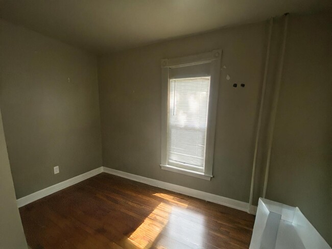 Building Photo - FREE OF SECURITY DEPOSIT 3 bed 1 bath righ...