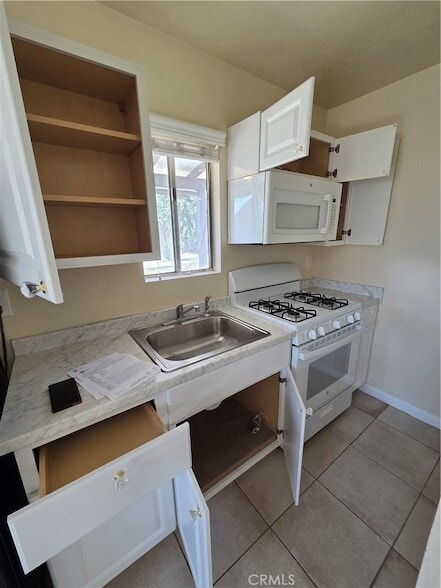 Building Photo - 7888 N Maple Ave