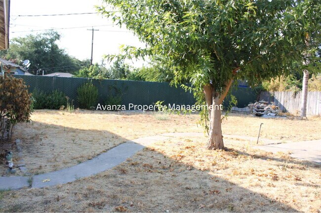 Building Photo - Fresno Mayfair District - 4 Bedroom Home  1 Year Lease