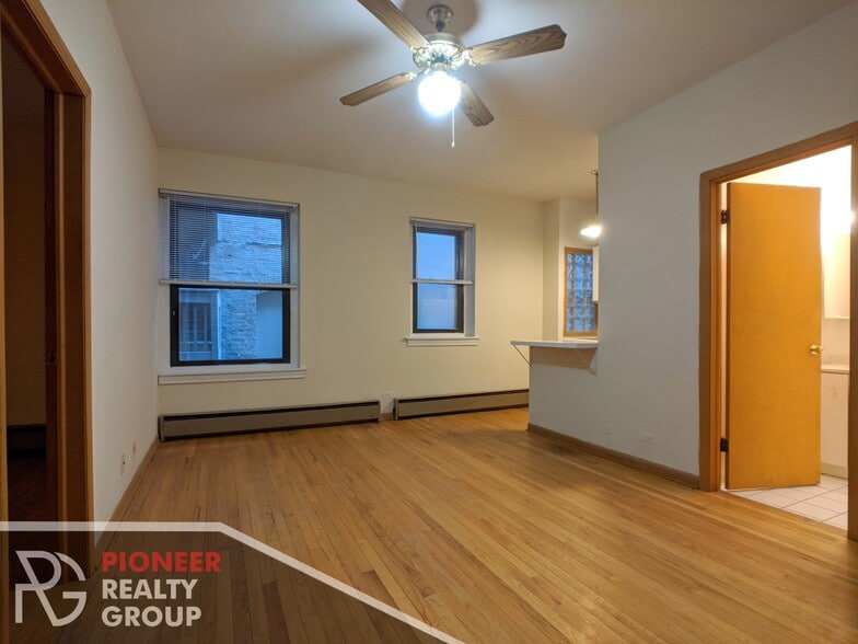 Building Photo - 633 W Barry Ave