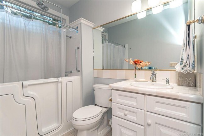 Building Photo - 246 N Shore Rd