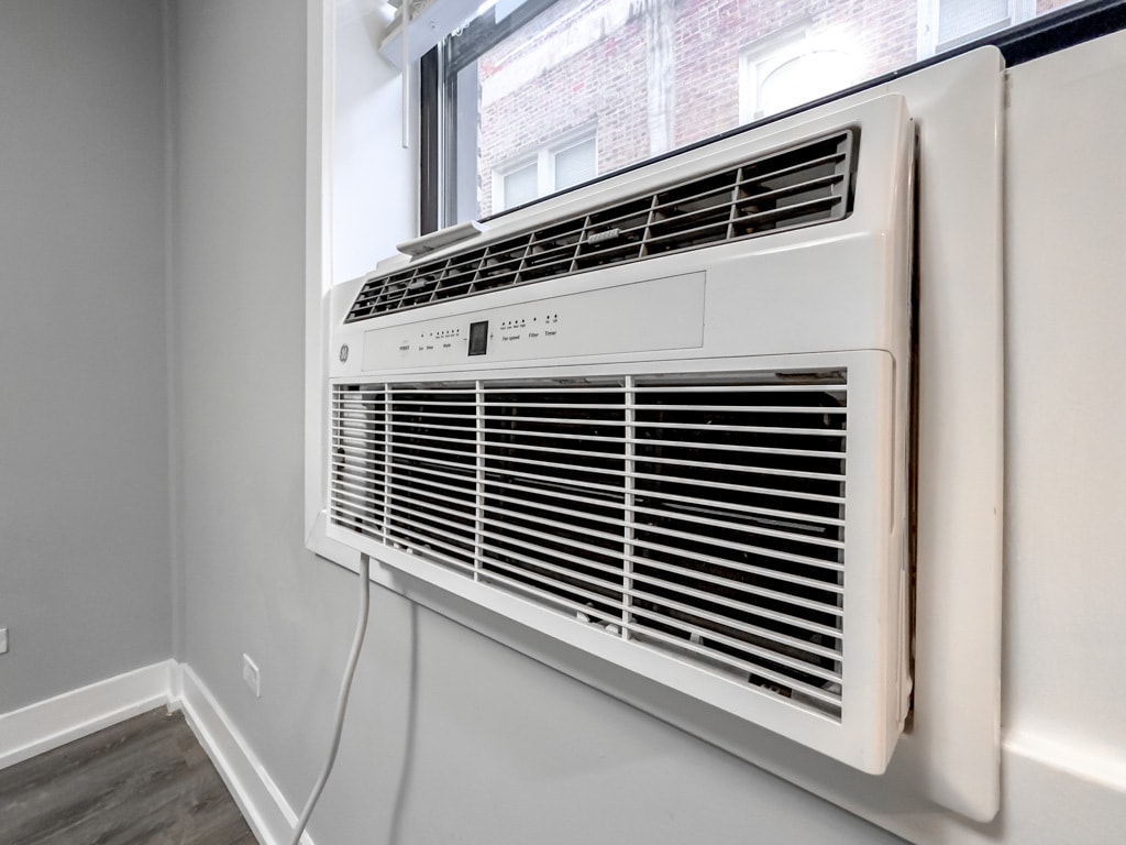 Building Photo - 510 W Belmont Ave