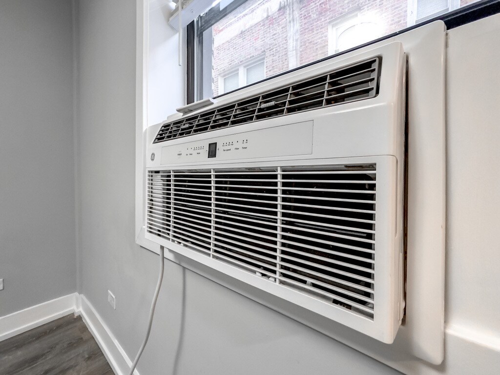 Building Photo - 545 W Belmont Ave