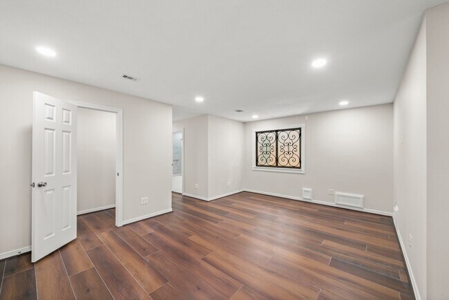 Primary Photo - 4023 Breakwood Dr