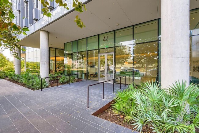 Building Photo - 44 East Ave