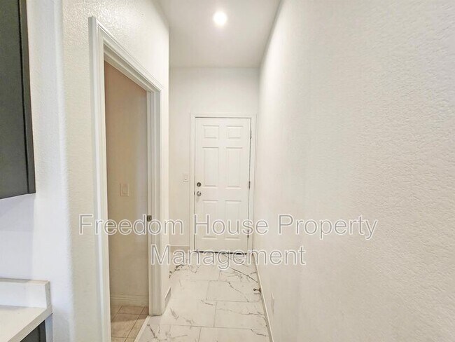 Building Photo - 3821 E Weld Ave