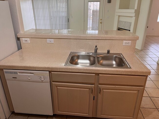 Building Photo - Mannetta Lane Condo / 2 BR - 1st Floor