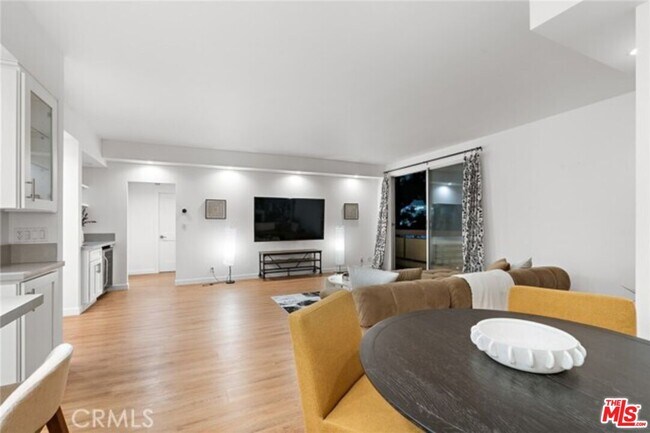 Building Photo - 321 S San Vicente Blvd