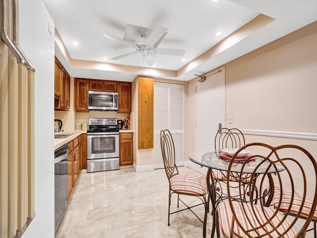 Building Photo - 3200 Port Royale Dr S