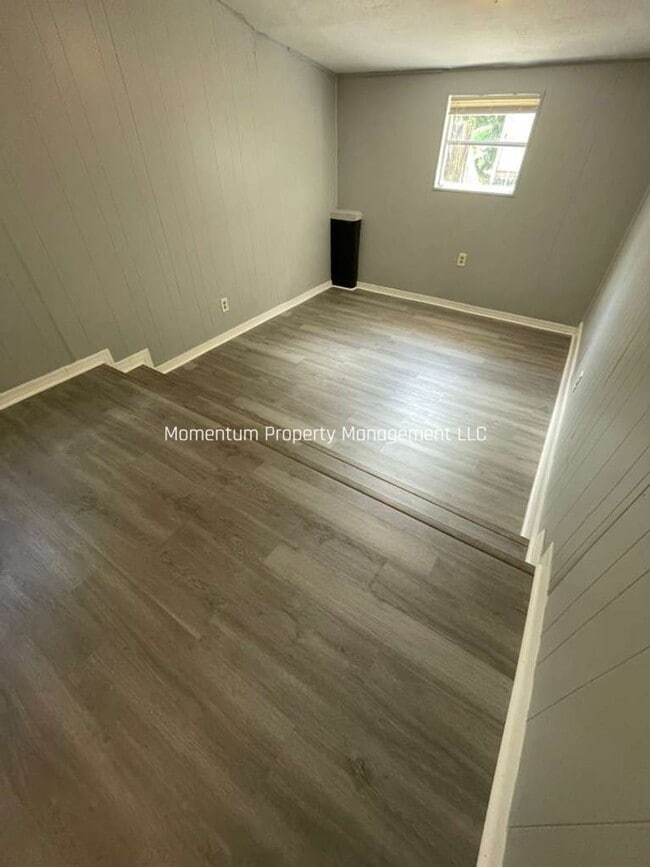 Building Photo - Freshly Renovated 3/2 - Ready for Immediate Move-In