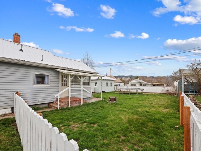 Building Photo - Peaceful northside home