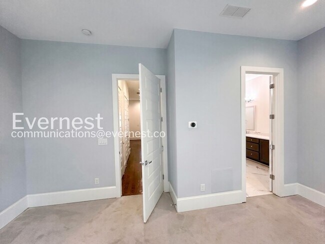 Building Photo - 5-Bed/4-Bath/Voucher Accepted/Available Now!