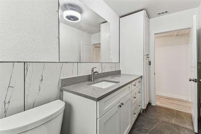 Building Photo - 610 Bosphorous Ave