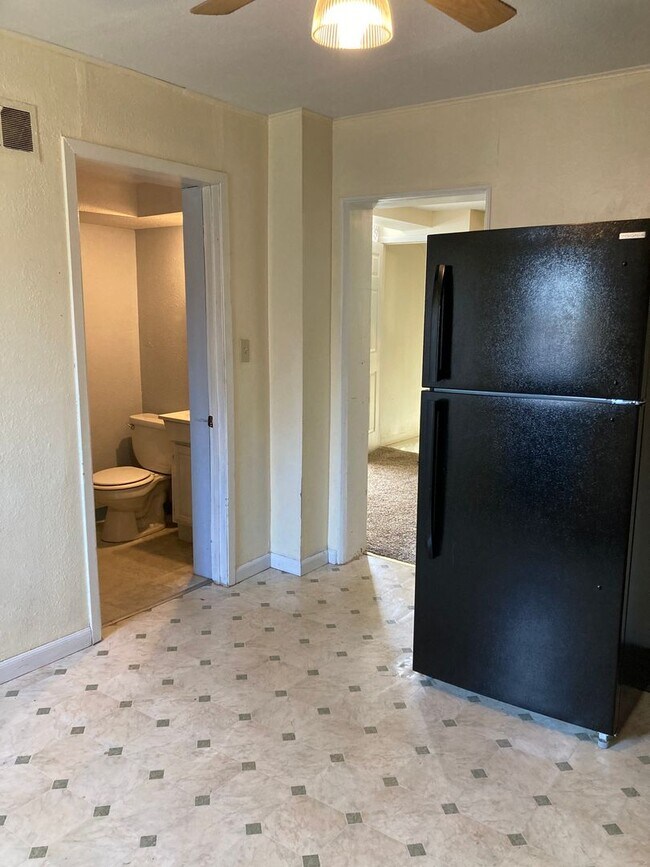 Building Photo - Three Bedroom Single-Family Home Close To ...