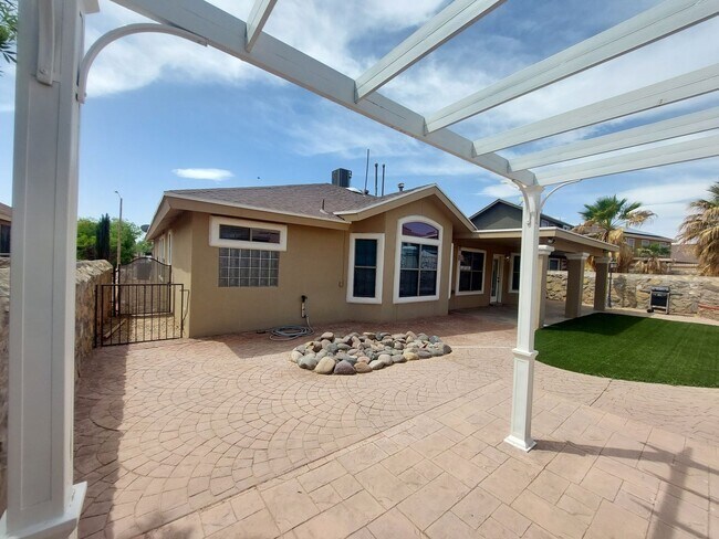 Building Photo - 4 BEDROOM 2 BATHROOM HOME 3 CAR GARAGE HOM...