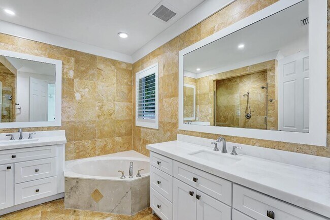Building Photo - 3555 Commodore Cir