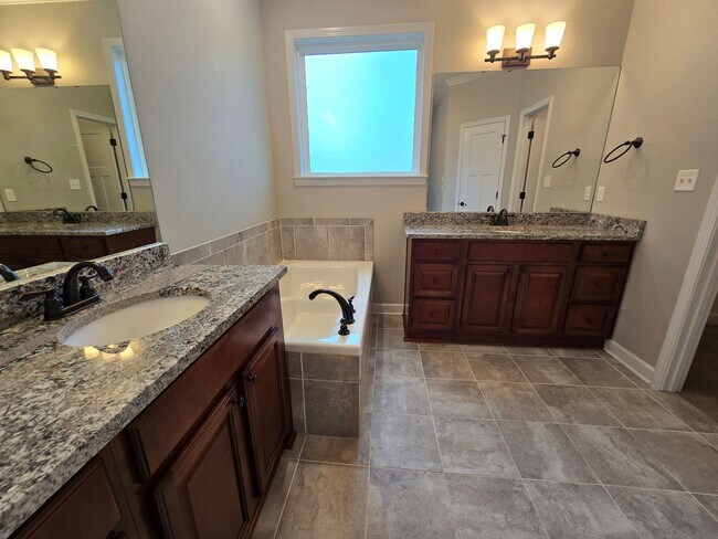 Building Photo - 319 Windcrest Cir