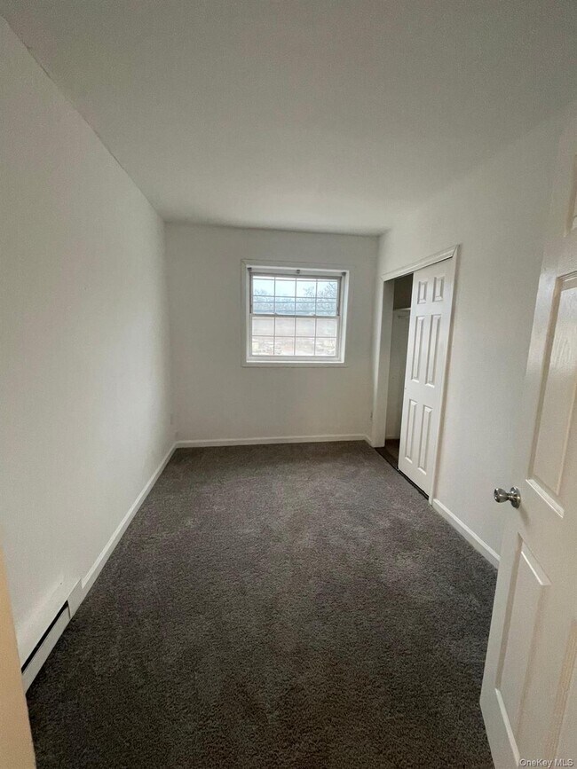 Building Photo - 1550 Montauk Hwy