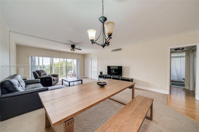 Building Photo - 3050 N Palm Aire Dr